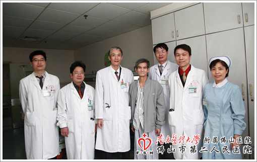 与腹腔镜全胃切除术后患者合照