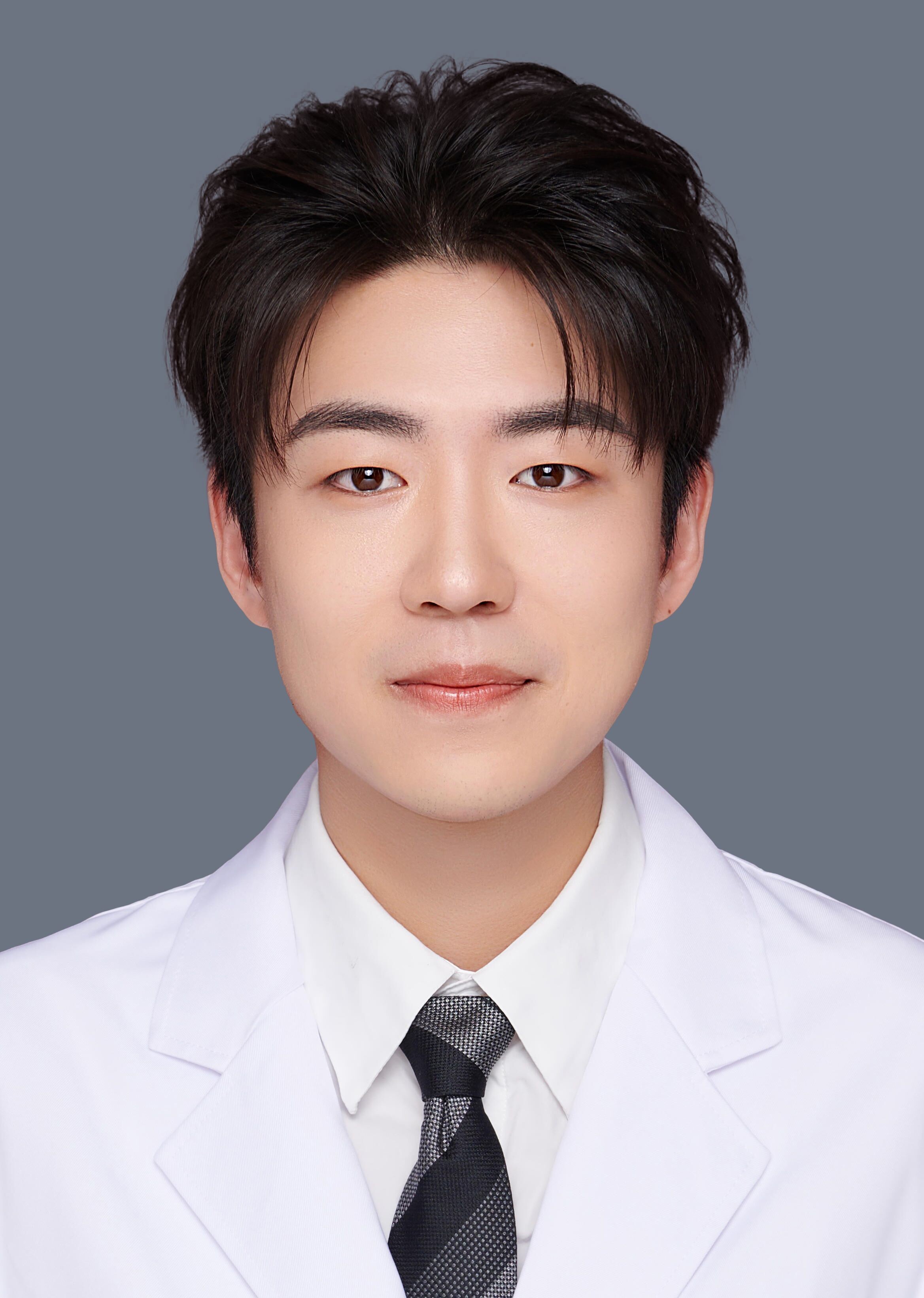 医师 眼科学硕士 李杨云晖